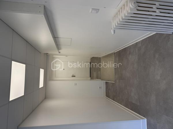 Situé en plein centre de Mouazé, cet immeuble de rapport en très bon état et sans travaux à prévoir se compose de deux appartements, d’un local commercial divisé en deux cellules ainsi que d’un garage et d'un espace jardin.

Le premier appartement de 42,99 m² offre un espace salon-cuisine, une chambre, une salle de bain ainsi qu’un espace nuit à l’étage. Le second, d’une surface de 37,72 m², comprend un salon, une salle de bain, une pièce pouvant servir de bureau et une chambre à l’étage.
Le local commercial de 82,38 m² bénéficie d’un accès direct depuis la rue, de deux cellules, d’un espace d’accueil, d’une salle privative ainsi que d’un accès et de sanitaires PMR.

L’un des appartements est actuellement loué 550 € par mois, tandis que le second est vendu libre avec un potentiel locatif estimé entre 550 et 600 € par mois. Les deux cellules commerciales présentent également un potentiel locatif de 400 € HC chacune. Le garage est quant à lui loué 50 € par mois.

Rentabilité brute estimée à 7,32 %.
Taxe foncière de 3 058 €. 

Les deux appartements bénéficient d’un DPE D.