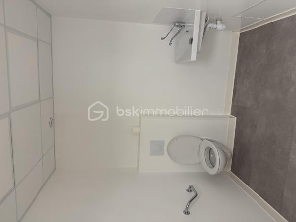 Situé en plein centre de Mouazé, cet immeuble de rapport en très bon état et sans travaux à prévoir se compose de deux appartements, d’un local commercial divisé en deux cellules ainsi que d’un garage et d'un espace jardin.

Le premier appartement de 42,99 m² offre un espace salon-cuisine, une chambre, une salle de bain ainsi qu’un espace nuit à l’étage. Le second, d’une surface de 37,72 m², comprend un salon, une salle de bain, une pièce pouvant servir de bureau et une chambre à l’étage.
Le local commercial de 82,38 m² bénéficie d’un accès direct depuis la rue, de deux cellules, d’un espace d’accueil, d’une salle privative ainsi que d’un accès et de sanitaires PMR.

L’un des appartements est actuellement loué 550 € par mois, tandis que le second est vendu libre avec un potentiel locatif estimé entre 550 et 600 € par mois. Les deux cellules commerciales présentent également un potentiel locatif de 400 € HC chacune. Le garage est quant à lui loué 50 € par mois.

Rentabilité brute estimée à 7,32 %.
Taxe foncière de 3 058 €. 

Les deux appartements bénéficient d’un DPE D.