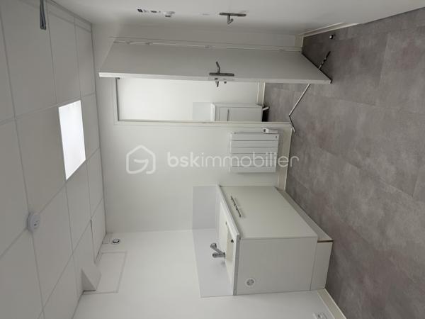 Situé en plein centre de Mouazé, cet immeuble de rapport en très bon état et sans travaux à prévoir se compose de deux appartements, d’un local commercial divisé en deux cellules ainsi que d’un garage et d'un espace jardin.

Le premier appartement de 42,99 m² offre un espace salon-cuisine, une chambre, une salle de bain ainsi qu’un espace nuit à l’étage. Le second, d’une surface de 37,72 m², comprend un salon, une salle de bain, une pièce pouvant servir de bureau et une chambre à l’étage.
Le local commercial de 82,38 m² bénéficie d’un accès direct depuis la rue, de deux cellules, d’un espace d’accueil, d’une salle privative ainsi que d’un accès et de sanitaires PMR.

L’un des appartements est actuellement loué 550 € par mois, tandis que le second est vendu libre avec un potentiel locatif estimé entre 550 et 600 € par mois. Les deux cellules commerciales présentent également un potentiel locatif de 400 € HC chacune. Le garage est quant à lui loué 50 € par mois.

Rentabilité brute estimée à 7,32 %.
Taxe foncière de 3 058 €. 

Les deux appartements bénéficient d’un DPE D.