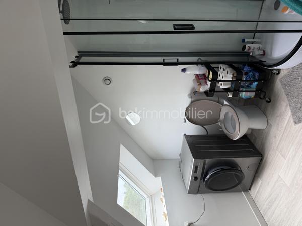 Situé en plein centre de Mouazé, cet immeuble de rapport en très bon état et sans travaux à prévoir se compose de deux appartements, d’un local commercial divisé en deux cellules ainsi que d’un garage et d'un espace jardin.

Le premier appartement de 42,99 m² offre un espace salon-cuisine, une chambre, une salle de bain ainsi qu’un espace nuit à l’étage. Le second, d’une surface de 37,72 m², comprend un salon, une salle de bain, une pièce pouvant servir de bureau et une chambre à l’étage.
Le local commercial de 82,38 m² bénéficie d’un accès direct depuis la rue, de deux cellules, d’un espace d’accueil, d’une salle privative ainsi que d’un accès et de sanitaires PMR.

L’un des appartements est actuellement loué 550 € par mois, tandis que le second est vendu libre avec un potentiel locatif estimé entre 550 et 600 € par mois. Les deux cellules commerciales présentent également un potentiel locatif de 400 € HC chacune. Le garage est quant à lui loué 50 € par mois.

Rentabilité brute estimée à 7,32 %.
Taxe foncière de 3 058 €. 

Les deux appartements bénéficient d’un DPE D.