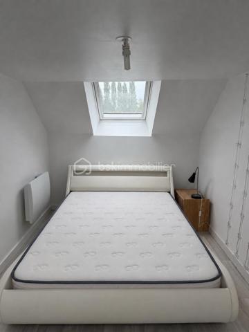 Situé en plein centre de Mouazé, cet immeuble de rapport en très bon état et sans travaux à prévoir se compose de deux appartements, d’un local commercial divisé en deux cellules ainsi que d’un garage et d'un espace jardin.

Le premier appartement de 42,99 m² offre un espace salon-cuisine, une chambre, une salle de bain ainsi qu’un espace nuit à l’étage. Le second, d’une surface de 37,72 m², comprend un salon, une salle de bain, une pièce pouvant servir de bureau et une chambre à l’étage.
Le local commercial de 82,38 m² bénéficie d’un accès direct depuis la rue, de deux cellules, d’un espace d’accueil, d’une salle privative ainsi que d’un accès et de sanitaires PMR.

L’un des appartements est actuellement loué 550 € par mois, tandis que le second est vendu libre avec un potentiel locatif estimé entre 550 et 600 € par mois. Les deux cellules commerciales présentent également un potentiel locatif de 400 € HC chacune. Le garage est quant à lui loué 50 € par mois.

Rentabilité brute estimée à 7,32 %.
Taxe foncière de 3 058 €. 

Les deux appartements bénéficient d’un DPE D.