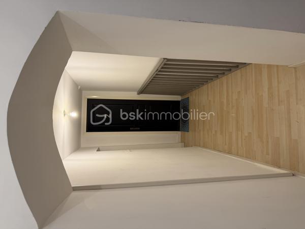 Situé en plein centre de Mouazé, cet immeuble de rapport en très bon état et sans travaux à prévoir se compose de deux appartements, d’un local commercial divisé en deux cellules ainsi que d’un garage et d'un espace jardin.

Le premier appartement de 42,99 m² offre un espace salon-cuisine, une chambre, une salle de bain ainsi qu’un espace nuit à l’étage. Le second, d’une surface de 37,72 m², comprend un salon, une salle de bain, une pièce pouvant servir de bureau et une chambre à l’étage.
Le local commercial de 82,38 m² bénéficie d’un accès direct depuis la rue, de deux cellules, d’un espace d’accueil, d’une salle privative ainsi que d’un accès et de sanitaires PMR.

L’un des appartements est actuellement loué 550 € par mois, tandis que le second est vendu libre avec un potentiel locatif estimé entre 550 et 600 € par mois. Les deux cellules commerciales présentent également un potentiel locatif de 400 € HC chacune. Le garage est quant à lui loué 50 € par mois.

Rentabilité brute estimée à 7,32 %.
Taxe foncière de 3 058 €. 

Les deux appartements bénéficient d’un DPE D.