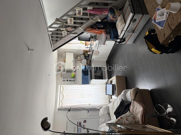 Situé en plein centre de Mouazé, cet immeuble de rapport en très bon état et sans travaux à prévoir se compose de deux appartements, d’un local commercial divisé en deux cellules ainsi que d’un garage et d'un espace jardin.

Le premier appartement de 42,99 m² offre un espace salon-cuisine, une chambre, une salle de bain ainsi qu’un espace nuit à l’étage. Le second, d’une surface de 37,72 m², comprend un salon, une salle de bain, une pièce pouvant servir de bureau et une chambre à l’étage.
Le local commercial de 82,38 m² bénéficie d’un accès direct depuis la rue, de deux cellules, d’un espace d’accueil, d’une salle privative ainsi que d’un accès et de sanitaires PMR.

L’un des appartements est actuellement loué 550 € par mois, tandis que le second est vendu libre avec un potentiel locatif estimé entre 550 et 600 € par mois. Les deux cellules commerciales présentent également un potentiel locatif de 400 € HC chacune. Le garage est quant à lui loué 50 € par mois.

Rentabilité brute estimée à 7,32 %.
Taxe foncière de 3 058 €. 

Les deux appartements bénéficient d’un DPE D.