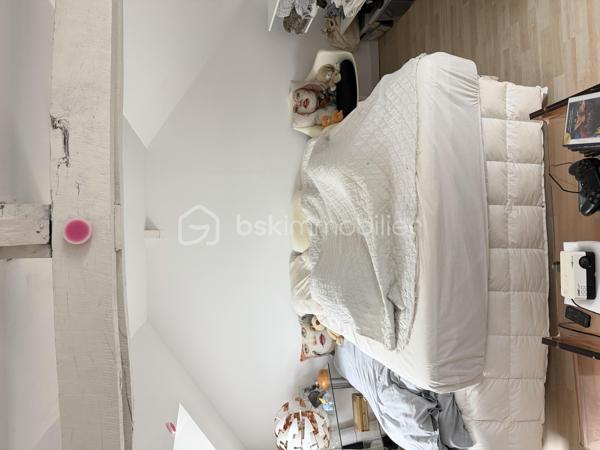 Situé en plein centre de Mouazé, cet immeuble de rapport en très bon état et sans travaux à prévoir se compose de deux appartements, d’un local commercial divisé en deux cellules ainsi que d’un garage et d'un espace jardin.

Le premier appartement de 42,99 m² offre un espace salon-cuisine, une chambre, une salle de bain ainsi qu’un espace nuit à l’étage. Le second, d’une surface de 37,72 m², comprend un salon, une salle de bain, une pièce pouvant servir de bureau et une chambre à l’étage.
Le local commercial de 82,38 m² bénéficie d’un accès direct depuis la rue, de deux cellules, d’un espace d’accueil, d’une salle privative ainsi que d’un accès et de sanitaires PMR.

L’un des appartements est actuellement loué 550 € par mois, tandis que le second est vendu libre avec un potentiel locatif estimé entre 550 et 600 € par mois. Les deux cellules commerciales présentent également un potentiel locatif de 400 € HC chacune. Le garage est quant à lui loué 50 € par mois.

Rentabilité brute estimée à 7,32 %.
Taxe foncière de 3 058 €. 

Les deux appartements bénéficient d’un DPE D.