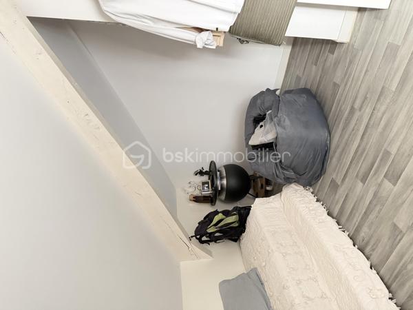 Situé en plein centre de Mouazé, cet immeuble de rapport en très bon état et sans travaux à prévoir se compose de deux appartements, d’un local commercial divisé en deux cellules ainsi que d’un garage et d'un espace jardin.

Le premier appartement de 42,99 m² offre un espace salon-cuisine, une chambre, une salle de bain ainsi qu’un espace nuit à l’étage. Le second, d’une surface de 37,72 m², comprend un salon, une salle de bain, une pièce pouvant servir de bureau et une chambre à l’étage.
Le local commercial de 82,38 m² bénéficie d’un accès direct depuis la rue, de deux cellules, d’un espace d’accueil, d’une salle privative ainsi que d’un accès et de sanitaires PMR.

L’un des appartements est actuellement loué 550 € par mois, tandis que le second est vendu libre avec un potentiel locatif estimé entre 550 et 600 € par mois. Les deux cellules commerciales présentent également un potentiel locatif de 400 € HC chacune. Le garage est quant à lui loué 50 € par mois.

Rentabilité brute estimée à 7,32 %.
Taxe foncière de 3 058 €. 

Les deux appartements bénéficient d’un DPE D.