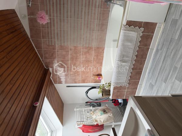 Situé en plein centre de Mouazé, cet immeuble de rapport en très bon état et sans travaux à prévoir se compose de deux appartements, d’un local commercial divisé en deux cellules ainsi que d’un garage et d'un espace jardin.

Le premier appartement de 42,99 m² offre un espace salon-cuisine, une chambre, une salle de bain ainsi qu’un espace nuit à l’étage. Le second, d’une surface de 37,72 m², comprend un salon, une salle de bain, une pièce pouvant servir de bureau et une chambre à l’étage.
Le local commercial de 82,38 m² bénéficie d’un accès direct depuis la rue, de deux cellules, d’un espace d’accueil, d’une salle privative ainsi que d’un accès et de sanitaires PMR.

L’un des appartements est actuellement loué 550 € par mois, tandis que le second est vendu libre avec un potentiel locatif estimé entre 550 et 600 € par mois. Les deux cellules commerciales présentent également un potentiel locatif de 400 € HC chacune. Le garage est quant à lui loué 50 € par mois.

Rentabilité brute estimée à 7,32 %.
Taxe foncière de 3 058 €. 

Les deux appartements bénéficient d’un DPE D.