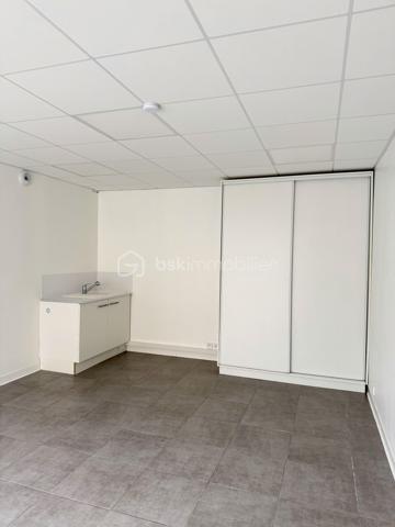 Situé en plein centre de Mouazé, cet immeuble de rapport en très bon état et sans travaux à prévoir se compose de deux appartements, d’un local commercial divisé en deux cellules ainsi que d’un garage et d'un espace jardin.

Le premier appartement de 42,99 m² offre un espace salon-cuisine, une chambre, une salle de bain ainsi qu’un espace nuit à l’étage. Le second, d’une surface de 37,72 m², comprend un salon, une salle de bain, une pièce pouvant servir de bureau et une chambre à l’étage.
Le local commercial de 82,38 m² bénéficie d’un accès direct depuis la rue, de deux cellules, d’un espace d’accueil, d’une salle privative ainsi que d’un accès et de sanitaires PMR.

L’un des appartements est actuellement loué 550 € par mois, tandis que le second est vendu libre avec un potentiel locatif estimé entre 550 et 600 € par mois. Les deux cellules commerciales présentent également un potentiel locatif de 400 € HC chacune. Le garage est quant à lui loué 50 € par mois.

Rentabilité brute estimée à 7,32 %.
Taxe foncière de 3 058 €. 

Les deux appartements bénéficient d’un DPE D.