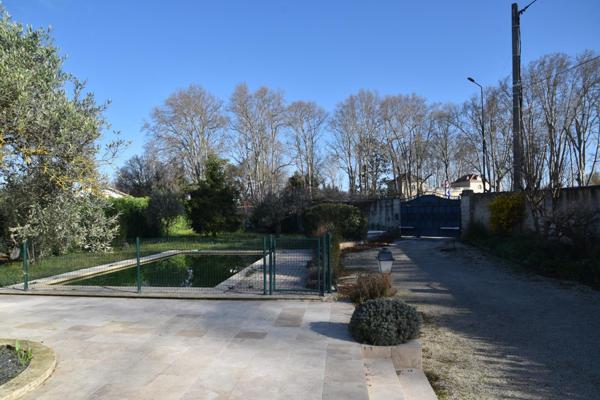 Villa de plain pied avec 5 chambres et une piscine sans vis à vis et au calme.