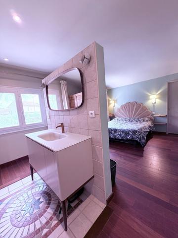 Villa de plain pied avec 5 chambres et une piscine sans vis à vis et au calme.