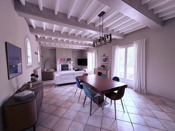 Villa de plain pied avec 5 chambres et une piscine sans vis à vis et au calme.