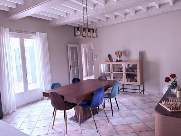 Villa de plain pied avec 5 chambres et une piscine sans vis à vis et au calme.