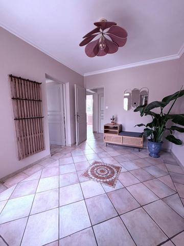 Villa de plain pied avec 5 chambres et une piscine sans vis à vis et au calme.