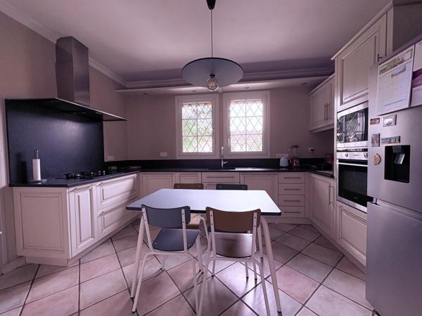Villa de plain pied avec 5 chambres et une piscine sans vis à vis et au calme.