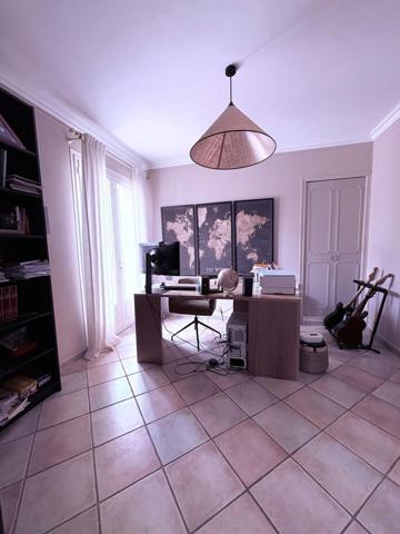 Villa de plain pied avec 5 chambres et une piscine sans vis à vis et au calme.