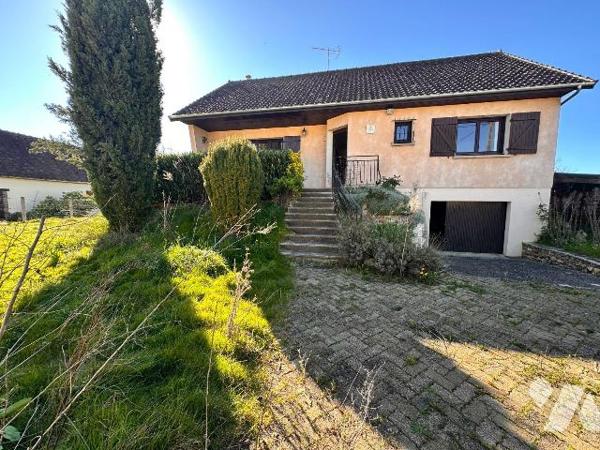 Pavillon des années 1978 sur sous-sol total comprenant :
Au rez-de-chaussée une entrée desserv...