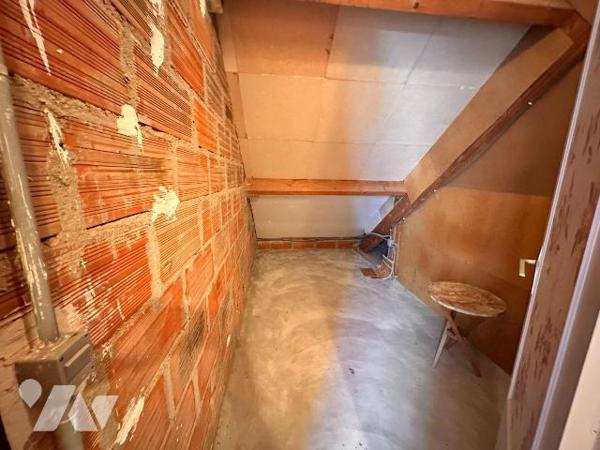 Pavillon des années 1978 sur sous-sol total comprenant :
Au rez-de-chaussée une entrée desserv...