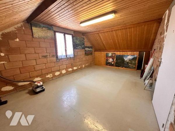 Pavillon des années 1978 sur sous-sol total comprenant :
Au rez-de-chaussée une entrée desserv...