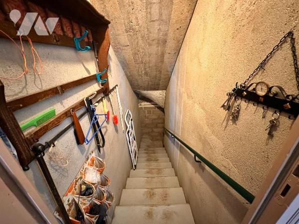 Pavillon des années 1978 sur sous-sol total comprenant :
Au rez-de-chaussée une entrée desserv...