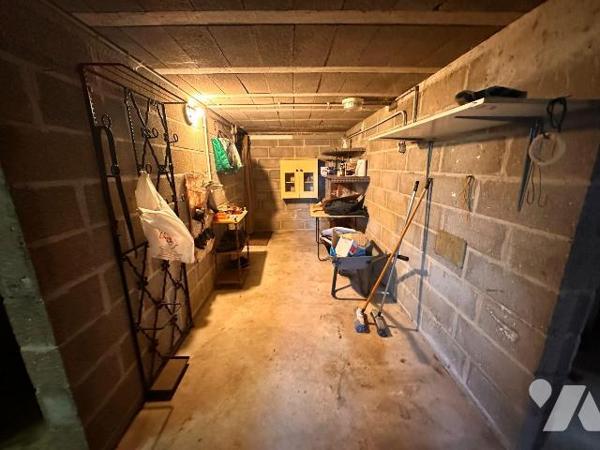 Pavillon des années 1978 sur sous-sol total comprenant :
Au rez-de-chaussée une entrée desserv...