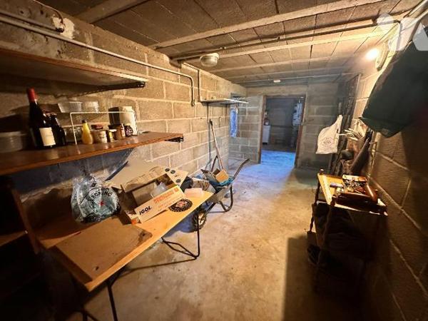 Pavillon des années 1978 sur sous-sol total comprenant :
Au rez-de-chaussée une entrée desserv...