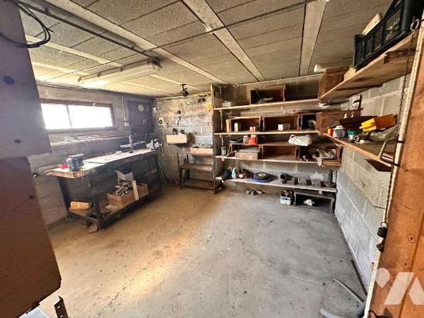 Pavillon des années 1978 sur sous-sol total comprenant :
Au rez-de-chaussée une entrée desserv...