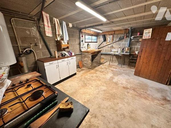 Pavillon des années 1978 sur sous-sol total comprenant :
Au rez-de-chaussée une entrée desserv...