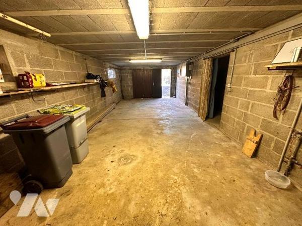 Pavillon des années 1978 sur sous-sol total comprenant :
Au rez-de-chaussée une entrée desserv...