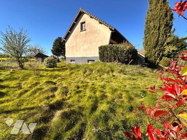 Pavillon des années 1978 sur sous-sol total comprenant :
Au rez-de-chaussée une entrée desserv...