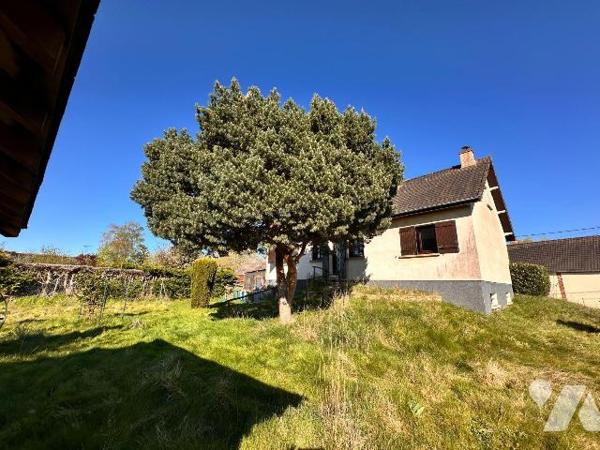 Pavillon des années 1978 sur sous-sol total comprenant :
Au rez-de-chaussée une entrée desserv...