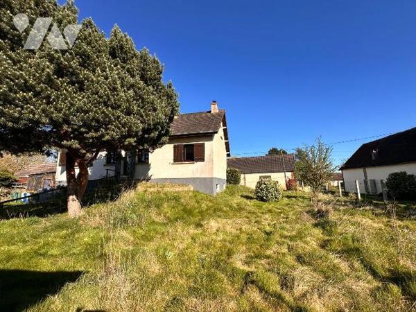 Pavillon des années 1978 sur sous-sol total comprenant :
Au rez-de-chaussée une entrée desserv...