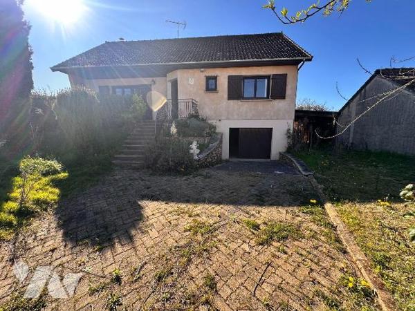 Pavillon des années 1978 sur sous-sol total comprenant :
Au rez-de-chaussée une entrée desserv...