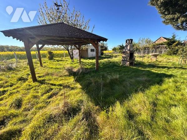 Pavillon des années 1978 sur sous-sol total comprenant :
Au rez-de-chaussée une entrée desserv...