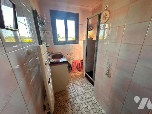 Pavillon des années 1978 sur sous-sol total comprenant :
Au rez-de-chaussée une entrée desserv...