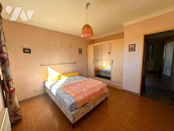 Pavillon des années 1978 sur sous-sol total comprenant :
Au rez-de-chaussée une entrée desserv...