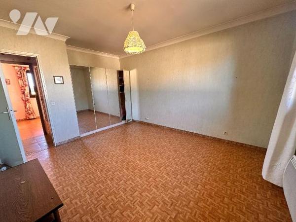 Pavillon des années 1978 sur sous-sol total comprenant :
Au rez-de-chaussée une entrée desserv...