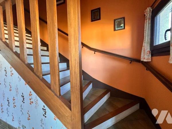 Pavillon des années 1978 sur sous-sol total comprenant :
Au rez-de-chaussée une entrée desserv...