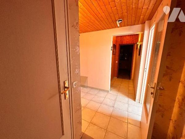 Pavillon des années 1978 sur sous-sol total comprenant :
Au rez-de-chaussée une entrée desserv...