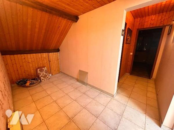 Pavillon des années 1978 sur sous-sol total comprenant :
Au rez-de-chaussée une entrée desserv...