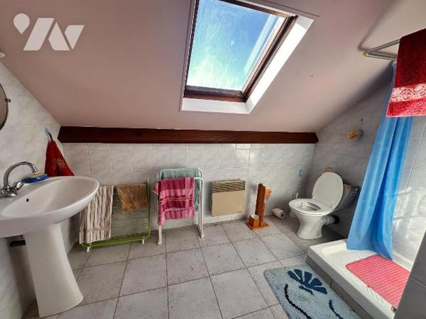 Pavillon des années 1978 sur sous-sol total comprenant :
Au rez-de-chaussée une entrée desserv...