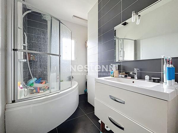 Maison familiale de 113 m², 4 chambres, avec piscine chauffée , jardin et sous-sol complet/garage au coeur d'Avrillé