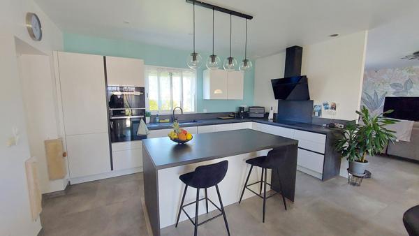 MAGNIFIQUE VILLA DE PLAIN PIED AVEC PISCINE VUE PYRENEES