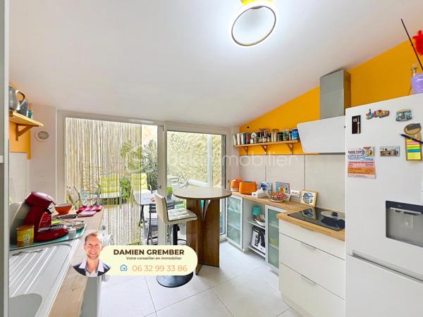 À Florensac, découvrez cette charmante maison de ville d’environ 60 m² habitables, entièrement rénovée, élevée sur deux étages et bénéficiant d’une agréable cour privative d’environ 14 m².

Dès l’entrée, vous découvrirez un intérieur chaleureux mêlant le cachet de l’ancien à une rénovation contemporaine. Le rez-de-chaussée accueille un séjour d’environ 13 m², prolongé par une cuisine aménagée et équipée d'environ 9 m², lumineuse et ouverte directement sur la cour.

À l’abri des regards, cette cour constitue un véritable petit cocon extérieur : idéale pour installer une table, profiter des beaux jours ou simplement se détendre dans un environnement intimiste.

Le premier étage dessert une première chambre d'environ 11 m², ainsi qu’une salle d’eau avec WC.

Au deuxième et dernier étage, vous profiterez d’une seconde chambre d'environ 13 m², confortable et lumineuse, accompagnée d’un WC indépendant.

La maison a fait l’objet d’une rénovation globale, de la toiture jusqu’au raccordement au tout-à-l’égout, tout en conservant certains éléments qui participent à son charme, notamment ses planchers et poutres apparentes.

Autre atout majeur : son excellente performance énergétique. La maison est classée DPE B et dispose d’une climatisation réversible, un vrai plus pour le confort été comme hiver.

Une maison pleine de charme, confortable et économe en énergie, idéale pour une résidence principale, un premier achat, un pied-à-terre dans l'Hérault ou un investissement.

Les + :

 • Environ 60 m² habitables
 • 2 chambres
 • Cour privative d'environ 14 m²
 • Maison rénovée du toit au tout-à-l’égout
 • Cuisine aménagée et équipée
 • Climatisation / pompe à chaleur
 • Poutres et planchers bois
 • DPE B – GES A
 • 3 WC, un par niveau
 • Faibles consommations énergétiques

En bonus : possibilité de parking en location 30€/mois avec portail fermé à 50 mètres !

⸻

📞 Intéressé(e) ?

🎥 Accédez à la Visite virtuelle 360° depuis l'annonce pour une découverte immersive en toute autonomie.
Contactez Damien GREMBER – BSK Immobilier pour tout renseignement ou pour une visite sur place.