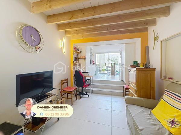 À Florensac, découvrez cette charmante maison de ville d’environ 60 m² habitables, entièrement rénovée, élevée sur deux étages et bénéficiant d’une agréable cour privative d’environ 14 m².

Dès l’entrée, vous découvrirez un intérieur chaleureux mêlant le cachet de l’ancien à une rénovation contemporaine. Le rez-de-chaussée accueille un séjour d’environ 13 m², prolongé par une cuisine aménagée et équipée d'environ 9 m², lumineuse et ouverte directement sur la cour.

À l’abri des regards, cette cour constitue un véritable petit cocon extérieur : idéale pour installer une table, profiter des beaux jours ou simplement se détendre dans un environnement intimiste.

Le premier étage dessert une première chambre d'environ 11 m², ainsi qu’une salle d’eau avec WC.

Au deuxième et dernier étage, vous profiterez d’une seconde chambre d'environ 13 m², confortable et lumineuse, accompagnée d’un WC indépendant.

La maison a fait l’objet d’une rénovation globale, de la toiture jusqu’au raccordement au tout-à-l’égout, tout en conservant certains éléments qui participent à son charme, notamment ses planchers et poutres apparentes.

Autre atout majeur : son excellente performance énergétique. La maison est classée DPE B et dispose d’une climatisation réversible, un vrai plus pour le confort été comme hiver.

Une maison pleine de charme, confortable et économe en énergie, idéale pour une résidence principale, un premier achat, un pied-à-terre dans l'Hérault ou un investissement.

Les + :

 • Environ 60 m² habitables
 • 2 chambres
 • Cour privative d'environ 14 m²
 • Maison rénovée du toit au tout-à-l’égout
 • Cuisine aménagée et équipée
 • Climatisation / pompe à chaleur
 • Poutres et planchers bois
 • DPE B – GES A
 • 3 WC, un par niveau
 • Faibles consommations énergétiques

En bonus : possibilité de parking en location 30€/mois avec portail fermé à 50 mètres !

⸻

📞 Intéressé(e) ?

🎥 Accédez à la Visite virtuelle 360° depuis l'annonce pour une découverte immersive en toute autonomie.
Contactez Damien GREMBER – BSK Immobilier pour tout renseignement ou pour une visite sur place.