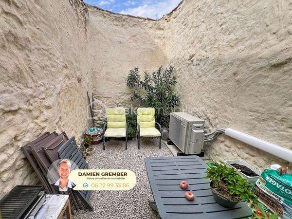 À Florensac, découvrez cette charmante maison de ville d’environ 60 m² habitables, entièrement rénovée, élevée sur deux étages et bénéficiant d’une agréable cour privative d’environ 14 m².

Dès l’entrée, vous découvrirez un intérieur chaleureux mêlant le cachet de l’ancien à une rénovation contemporaine. Le rez-de-chaussée accueille un séjour d’environ 13 m², prolongé par une cuisine aménagée et équipée d'environ 9 m², lumineuse et ouverte directement sur la cour.

À l’abri des regards, cette cour constitue un véritable petit cocon extérieur : idéale pour installer une table, profiter des beaux jours ou simplement se détendre dans un environnement intimiste.

Le premier étage dessert une première chambre d'environ 11 m², ainsi qu’une salle d’eau avec WC.

Au deuxième et dernier étage, vous profiterez d’une seconde chambre d'environ 13 m², confortable et lumineuse, accompagnée d’un WC indépendant.

La maison a fait l’objet d’une rénovation globale, de la toiture jusqu’au raccordement au tout-à-l’égout, tout en conservant certains éléments qui participent à son charme, notamment ses planchers et poutres apparentes.

Autre atout majeur : son excellente performance énergétique. La maison est classée DPE B et dispose d’une climatisation réversible, un vrai plus pour le confort été comme hiver.

Une maison pleine de charme, confortable et économe en énergie, idéale pour une résidence principale, un premier achat, un pied-à-terre dans l'Hérault ou un investissement.

Les + :

 • Environ 60 m² habitables
 • 2 chambres
 • Cour privative d'environ 14 m²
 • Maison rénovée du toit au tout-à-l’égout
 • Cuisine aménagée et équipée
 • Climatisation / pompe à chaleur
 • Poutres et planchers bois
 • DPE B – GES A
 • 3 WC, un par niveau
 • Faibles consommations énergétiques

En bonus : possibilité de parking en location 30€/mois avec portail fermé à 50 mètres !

⸻

📞 Intéressé(e) ?

🎥 Accédez à la Visite virtuelle 360° depuis l'annonce pour une découverte immersive en toute autonomie.
Contactez Damien GREMBER – BSK Immobilier pour tout renseignement ou pour une visite sur place.