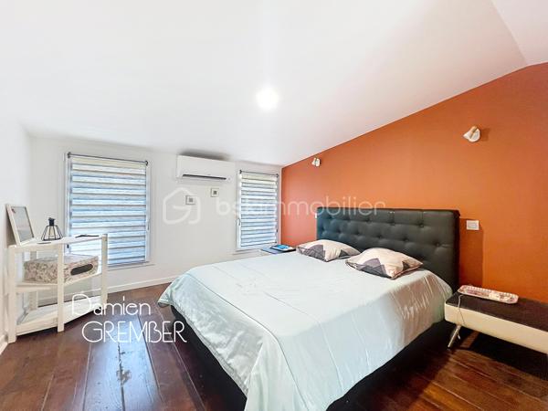 À Florensac, découvrez cette charmante maison de ville d’environ 60 m² habitables, entièrement rénovée, élevée sur deux étages et bénéficiant d’une agréable cour privative d’environ 14 m².

Dès l’entrée, vous découvrirez un intérieur chaleureux mêlant le cachet de l’ancien à une rénovation contemporaine. Le rez-de-chaussée accueille un séjour d’environ 13 m², prolongé par une cuisine aménagée et équipée d'environ 9 m², lumineuse et ouverte directement sur la cour.

À l’abri des regards, cette cour constitue un véritable petit cocon extérieur : idéale pour installer une table, profiter des beaux jours ou simplement se détendre dans un environnement intimiste.

Le premier étage dessert une première chambre d'environ 11 m², ainsi qu’une salle d’eau avec WC.

Au deuxième et dernier étage, vous profiterez d’une seconde chambre d'environ 13 m², confortable et lumineuse, accompagnée d’un WC indépendant.

La maison a fait l’objet d’une rénovation globale, de la toiture jusqu’au raccordement au tout-à-l’égout, tout en conservant certains éléments qui participent à son charme, notamment ses planchers et poutres apparentes.

Autre atout majeur : son excellente performance énergétique. La maison est classée DPE B et dispose d’une climatisation réversible, un vrai plus pour le confort été comme hiver.

Une maison pleine de charme, confortable et économe en énergie, idéale pour une résidence principale, un premier achat, un pied-à-terre dans l'Hérault ou un investissement.

Les + :

 • Environ 60 m² habitables
 • 2 chambres
 • Cour privative d'environ 14 m²
 • Maison rénovée du toit au tout-à-l’égout
 • Cuisine aménagée et équipée
 • Climatisation / pompe à chaleur
 • Poutres et planchers bois
 • DPE B – GES A
 • 3 WC, un par niveau
 • Faibles consommations énergétiques

En bonus : possibilité de parking en location 30€/mois avec portail fermé à 50 mètres !

⸻

📞 Intéressé(e) ?

🎥 Accédez à la Visite virtuelle 360° depuis l'annonce pour une découverte immersive en toute autonomie.
Contactez Damien GREMBER – BSK Immobilier pour tout renseignement ou pour une visite sur place.