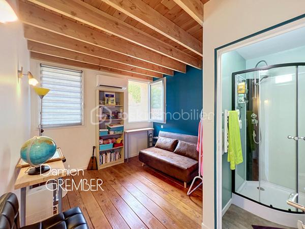 À Florensac, découvrez cette charmante maison de ville d’environ 60 m² habitables, entièrement rénovée, élevée sur deux étages et bénéficiant d’une agréable cour privative d’environ 14 m².

Dès l’entrée, vous découvrirez un intérieur chaleureux mêlant le cachet de l’ancien à une rénovation contemporaine. Le rez-de-chaussée accueille un séjour d’environ 13 m², prolongé par une cuisine aménagée et équipée d'environ 9 m², lumineuse et ouverte directement sur la cour.

À l’abri des regards, cette cour constitue un véritable petit cocon extérieur : idéale pour installer une table, profiter des beaux jours ou simplement se détendre dans un environnement intimiste.

Le premier étage dessert une première chambre d'environ 11 m², ainsi qu’une salle d’eau avec WC.

Au deuxième et dernier étage, vous profiterez d’une seconde chambre d'environ 13 m², confortable et lumineuse, accompagnée d’un WC indépendant.

La maison a fait l’objet d’une rénovation globale, de la toiture jusqu’au raccordement au tout-à-l’égout, tout en conservant certains éléments qui participent à son charme, notamment ses planchers et poutres apparentes.

Autre atout majeur : son excellente performance énergétique. La maison est classée DPE B et dispose d’une climatisation réversible, un vrai plus pour le confort été comme hiver.

Une maison pleine de charme, confortable et économe en énergie, idéale pour une résidence principale, un premier achat, un pied-à-terre dans l'Hérault ou un investissement.

Les + :

 • Environ 60 m² habitables
 • 2 chambres
 • Cour privative d'environ 14 m²
 • Maison rénovée du toit au tout-à-l’égout
 • Cuisine aménagée et équipée
 • Climatisation / pompe à chaleur
 • Poutres et planchers bois
 • DPE B – GES A
 • 3 WC, un par niveau
 • Faibles consommations énergétiques

En bonus : possibilité de parking en location 30€/mois avec portail fermé à 50 mètres !

⸻

📞 Intéressé(e) ?

🎥 Accédez à la Visite virtuelle 360° depuis l'annonce pour une découverte immersive en toute autonomie.
Contactez Damien GREMBER – BSK Immobilier pour tout renseignement ou pour une visite sur place.
