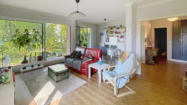 Lumineux appartement en RDC avec jardin privatif 100 m2 et stationnements, proche Loire.