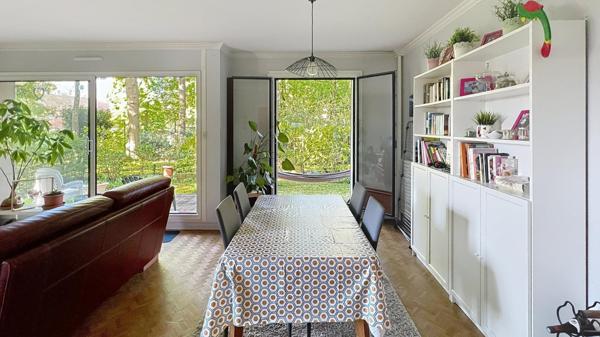 Lumineux appartement en RDC avec jardin privatif 100 m2 et stationnements, proche Loire.