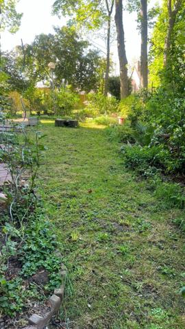 Lumineux appartement en RDC avec jardin privatif 100 m2 et stationnements, proche Loire.