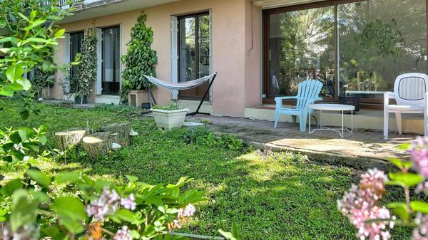 Lumineux appartement en RDC avec jardin privatif 100 m2 et stationnements, proche Loire.